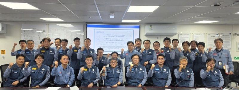 남궁 홍 삼성E&A 대표이사 사장(앞열 다섯번째)과 직원들이 포즈를 취하고 있다. 남궁 홍 삼성E&A 대표이사 사장 링크드인(LinkedIn) 계정 제공
