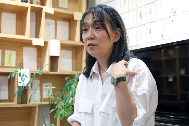 [서울=뉴시스] 박진희 기자 = 한강 작가가 7일 서울 종로구 독립서점 ‘책방오늘’에서 인터뷰 하고 있다. '책방오늘'은 오늘을 마지막으로 영업을 종료한다. 2026.07.07. pak7130@newsis.com