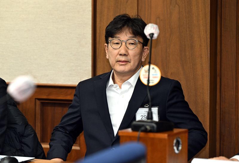권성동 국민의힘 의원이 3일 서울 서초동 서울중앙지법에서 통일교로부터 불법 정치자금을 수수한 혐의 사건 1차 공판에 출석해 자리에 앉아 있다. 2025.11.3 ⓒ 뉴스1 사진공동취재단