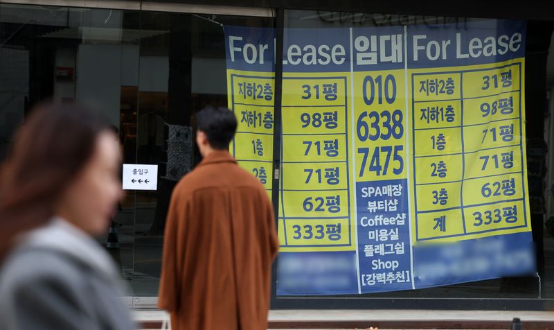 [서울=뉴시스] 홍효식 기자 = 지난 2024년 12월 25일 서울 강남구 가로수길 상가에 임대 문구가 부착되어 있다. 2024.12.25. yesphoto@newsis.com