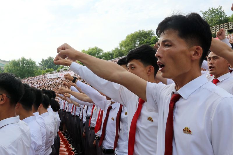 [평양=AP/뉴시스] 6·25 전쟁 발발 67주년을 하루 앞둔 24일 북한 평양 청년공원 야외극장에서 청년 학생들(청년동맹원들)이 '6·25 미제 반대 투쟁' 집회를 열고 있다. 2026.06.25.