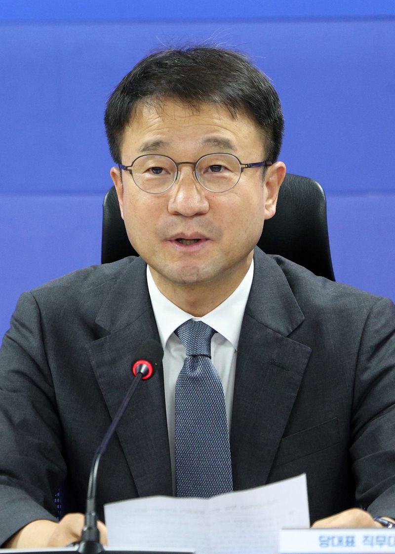 [서울=뉴시스] 고범준 기자 = 한병도 더불어민주당 대표 직무대행 겸 원내대표가 16일 서울 여의도 국회 의원회관에서 열린 스마트강군 육성, 국군사관학교 창설방안 당정협의에서 발언하고 있다. 2026.07.16. bjko@newsis.com
