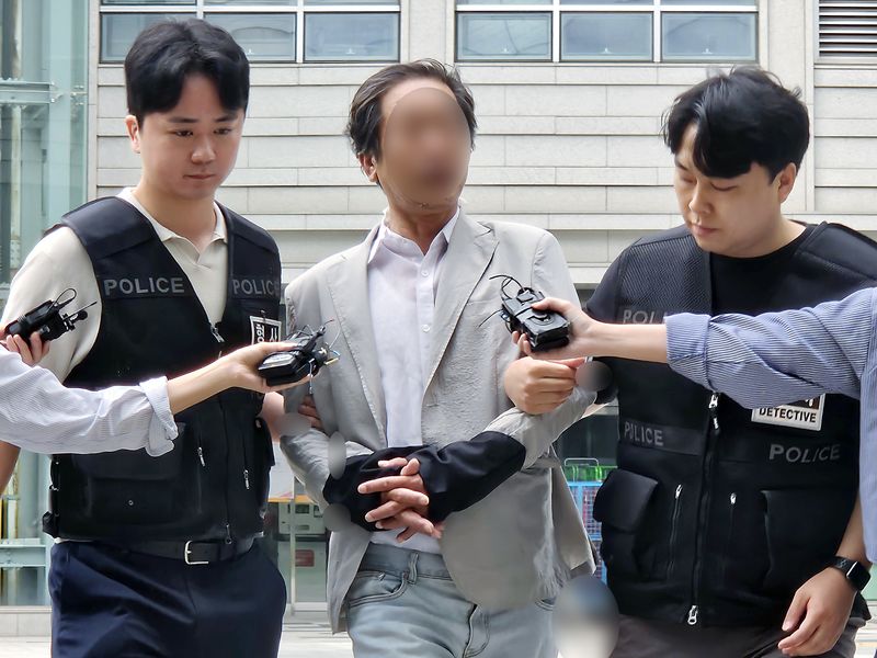 지난 2일 국정조사특별위원회 위원들의 현장조사를 방해하며 경찰관을 밀치는 등 폭력을 행사한 혐의로 현행범 체포된 A 씨가 4일 오후 서울 송파구 서울동부지방법원에서 열리는 구속 전 피의자 심문(영장실질심사)에 출석하고 있다. 2026.7.4 ⓒ 뉴스1 유채연 기자