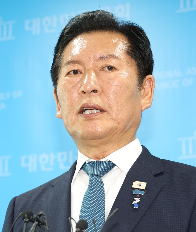 [서울=뉴시스] 최진석 기자 = 정청래 전 더불어민주당 대표가 13일 여의도 국회 소통관에서 당대표 출마 기자회견을 마친 뒤 백브리핑을 하고 있다. 2026.07.13. myjs@newsis.com