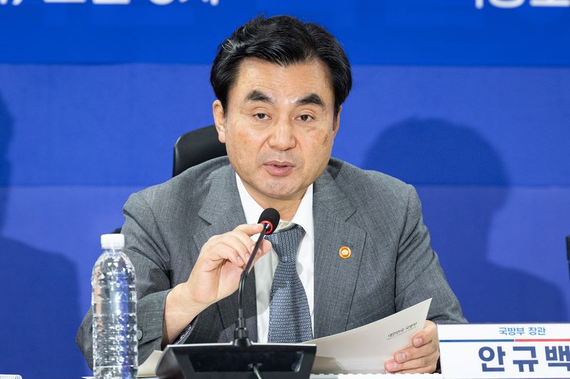 안규백 국방부 장관이 지난 16일 서울 여의도 국회 의원회관에서 열린 스마트강군 육성, 국군사관학교 창설방안 당정협의에서 모두 발언을 하고 있다. 뉴스1