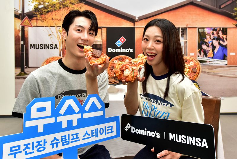 [서울=뉴시스] 도미노피자가 16일 압도적인 크기와 풍성한 토핑을 자랑하는 '무진장 슈림프 스테이크 피자'를 새롭게 출시한다. (사진=도미노피자 제공) *재판매 및 DB 금지