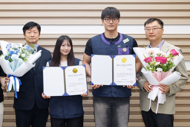 [인천공항=뉴시스] 지난 15일 인천공항 제1여객터미널 내 회의실에서 진행된 ‘인천공항 상주직원 미담사례 특별유공포상 수여식’에서 인천국제공항공사 노경래 상업처장(맨 왼쪽), 미담사례의 주인공인 한정호 씨(왼쪽에서 세 번째), 타케우치 키라 씨(왼쪽에서 두 번째), 인천국제공항공사 김민수 식음사업팀장(맨 오른쪽)이 기념촬영을 하고 있다. 2026.07.16. (사진=인천공항공사 제공) photo@newsis.com *재판매 및 DB 금지