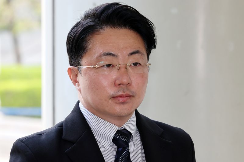 [서울=뉴시스] 조성우 기자 = 사진은 김씨가 지난 4월 3일 오전 서울 서초구 서울고등법원에서 열린 항소심 1차 공판이 끝난 뒤 청사를 나서는 모습. 2026.07.16. xconfind@newsis.com