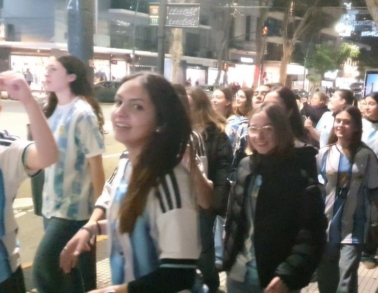 오벨리스크로 향하는 아르헨티나 학생들 (출처=연합뉴스)