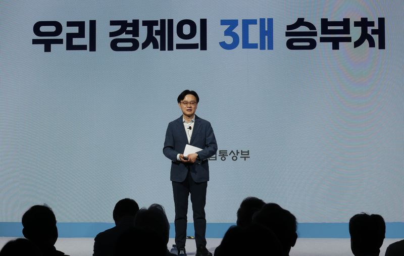 김정관 산업통상부 장관이 16일 제주 신라호텔에서 열린 '제49회 대한상공회의소 제주포럼'에서 강연하고 있다. (대한상의 제공. 재판매 및 DB금지) 2026.7.16 ⓒ 뉴스1