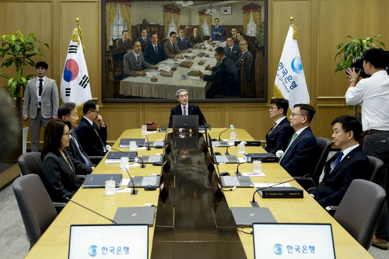 신현송 한국은행 총재(가운데)가 지난 16일 오전 서울 중구 한국은행에서 금융통화위원회 본회의를 주재하고 있다. 뉴시스