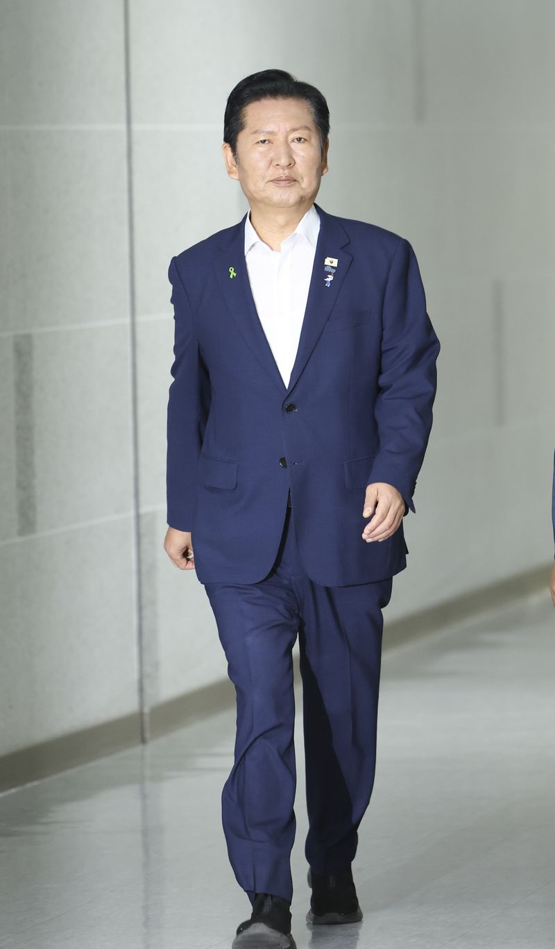 [서울=뉴시스] 김근수 기자 = 더불어민주당 당권주자로 나선 정청래 더불어민주당 전 대표가 16일 오전 서울 여의도 국회 의원회관에서 열린 검사 권력 오남용 사례로 본 형사소송법 개정 긴급 토론회에 참석하고 있다. 2026.07.16. ks@newsis.com