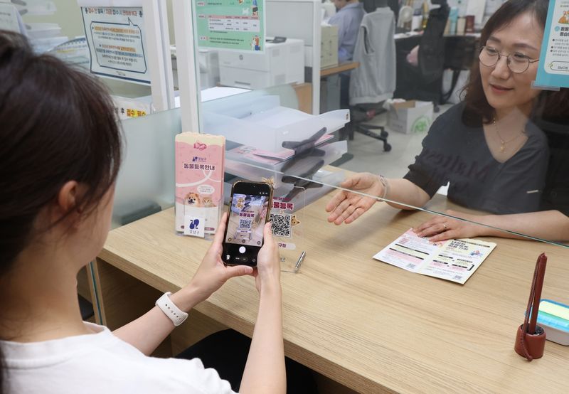 [서울=뉴시스] 안내에 따라 동물등록 QR코드 실행하고 있다. (사진=강남구 제공) 2026.07.16. photo@newsis.com *재판매 및 DB 금지