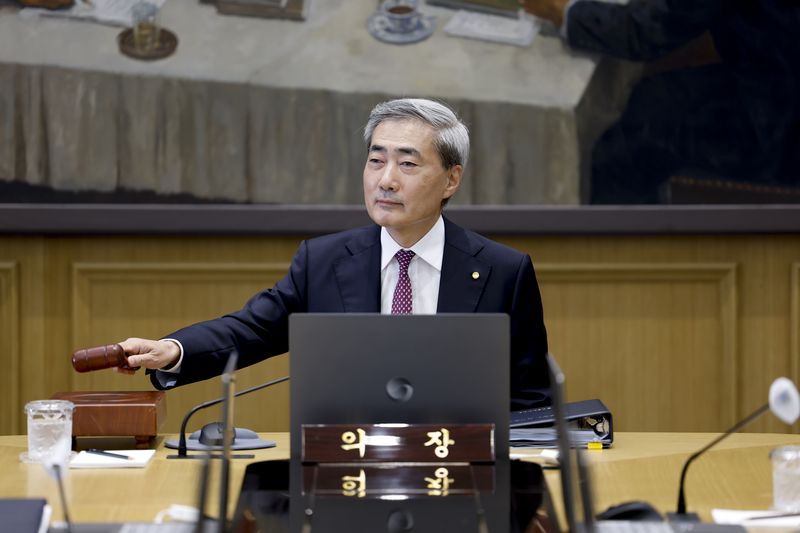 신현송 한국은행 총재가 16일 오전 서울 중구 한국은행에서 열린 금융통화위원회 본회의에서 의사봉을 두드리고 있다. 이날 금통위는 기준금리를 연 2.50%에서 2.75%로 0.25%포인트(p) 인상했다. 이는 3년 6개월(42개월) 만에 이뤄진 기준금리 인상으로, 통화정책은 완화 기조를 마무리하고 새로운 긴축 국면에 들어서게 됐다. 2026.7.16 ⓒ 뉴스1 사진공동취재단