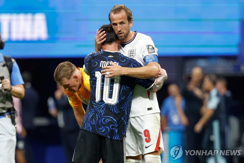 메시와 포옹하는 케인 (출처=연합뉴스)
