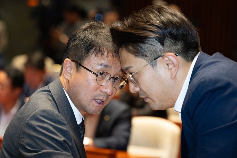 한병도 더불어민주당 당대표 직무대행 겸 원내대표가 29일 서울 여의도 국회에서 열린 의원총회에서 전용기 원내소통수석부대표와 대화하고 있다. 2026.6.29 ⓒ 뉴스1 유승관 기자
