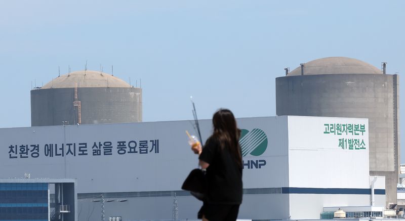 [부산=뉴시스] 하경민 기자 = 부산 기장군이 0.7GW급 국내 첫 소형모듈원자로(SMR) 1기의 건설 후보지로 선정된 가운데 18일 기장군의 한 방파제를 지나는 시민 뒤로 고리원전 1~2호기가 보이고 있다. 2026.06.18. yulnetphoto@newsis.com