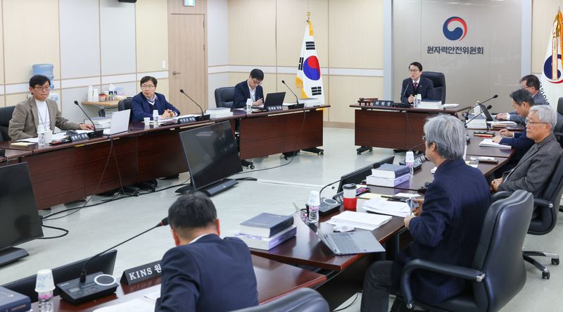 최원호 원자력안전위원회 위원장이 12일 서울 중구 원자력안전위원회 대회의실에서 열린 제2026-2회 원자력안전위원회 회의에서 위원들과 안건을 논의하고 있다. 2026.02.12(원안위 제공) ⓒ 뉴스1 김민수 기자