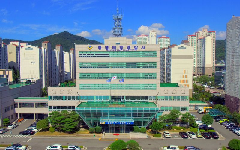 [통영=뉴시스] 신정철 기자= 경남 통영시와 거제시를 잇는 구 거제대교에서 "사람이 물에 떨어졌다"는 추락사고 목격 신고가 접수돼 통영해양서가 지난 15일부터 구 거제대교 인근에서 집중 수색 작업을 벌이고 있다.사진은 통영해경 전경.(사진=뉴시스DB).2026.07.16. sin@newsis.com