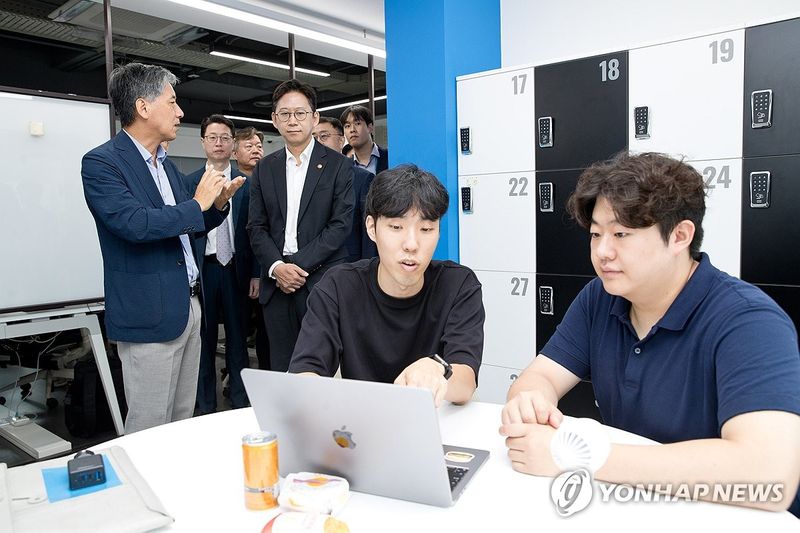 이노베이션아카데미 방문한 배경훈 과학기술정보통신부 장관 (출처=연합뉴스)
