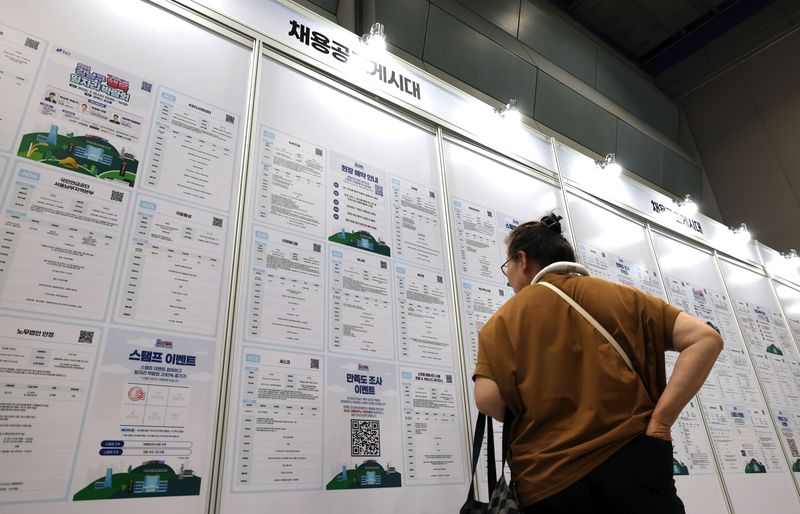 15일 서울 강남구 코엑스에서 열린 '2026 강남구 행복 일자리 박람회'에서 구직자들이 채용 정보를 살펴보고 있다. 2026.7.15 ⓒ 뉴스1 이종수 기자