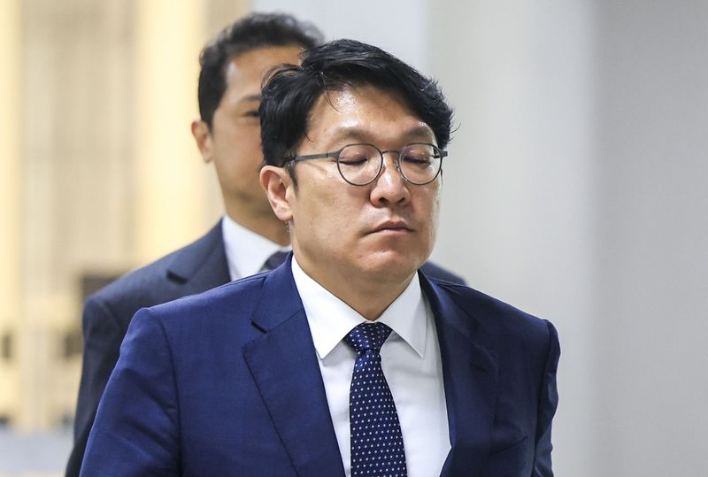 [서울=뉴시스] 정병혁 기자 = 경찰청 국가수사본부 가덕도 테러 사건 수사 TF는 16일 서울 서대문구 경찰청에서 최종 수사 결과를 발표했다. TF는 지난 3일 김 전 검사 등 국정원 관계자 3명을 추가 송치하는 등 공범과 경찰 관계자를 포함해 모두 7명을 검찰에 넘겼다고 밝혔다. 사진은 김상민 전 부장검사가 지난 5월 8일 서울 서초구 서울고등법원에서 열린 '이우환 그림 매관매직 의혹' 항소심 선고 재판을 마친 뒤 법원을 나서고 있는 모습. 2026.05.08. jhope@newsis.com
