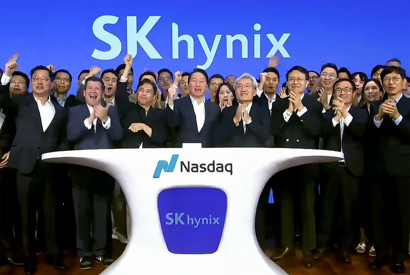 최태원 SK그룹 회장, 최재원 수석부회장, 곽노정 SK하이닉스 대표이사 등 경영진 및 임직원들이 10일 미국 뉴욕 나스닥 타워에서 주식예탁증서(ADR) 나스닥 시장 상장 세리머니를 하고 있다. (SK하이닉스 유튜브 캡쳐) 2026.7.10 ⓒ 뉴스1