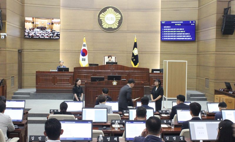 [천안=뉴시스] 최영민 기자 = 2일 천안시의회가 제289회 임시회 제1차 본회의를 통해 전반기 의장과 부의장, 상임위원장단을 선출했다. 2026.07.02. ymchoi@newsis.com *재판매 및 DB 금지