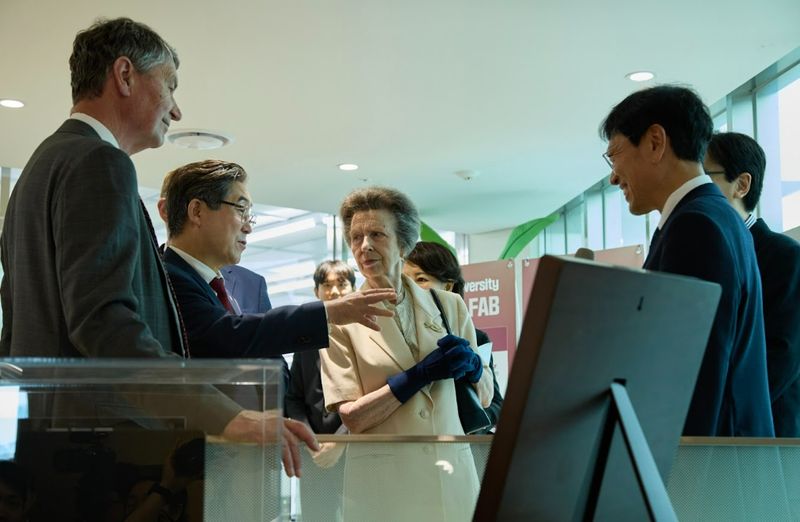 [서울=뉴시스] (왼쪽부터) 티머시 로런스 경, 김동원 고려대 총장, 앤 공주, 안현 SK하이닉스 사장이 15일 고려대에서 대화하고 있다. (사진=고려대 제공) 2026.07.16. photo@newsis.com *재판매 및 DB 금지