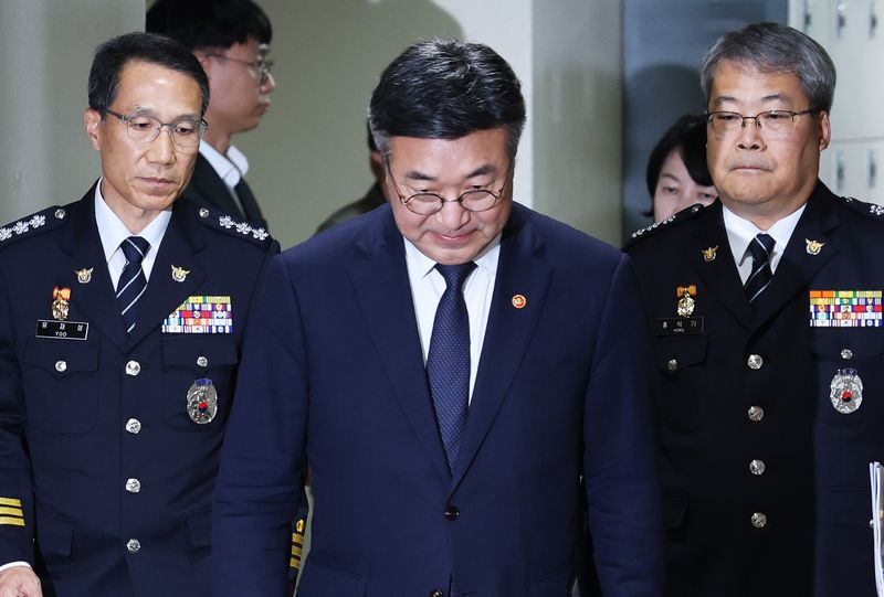 윤호중 행정안전부 장관(가운데)과 유재성 경찰청장 직무대행(왼쪽), 홍석기 국가수사본부장이 16일 오후 서울 종로구 정부서울청사 브리핑실에서 경찰 수사 내부비리 근절 및 민주적 통제 강화 방안을 발표하기 위해 입장하고 있다. 2026.7.16 ⓒ 뉴스1 오대일 기자