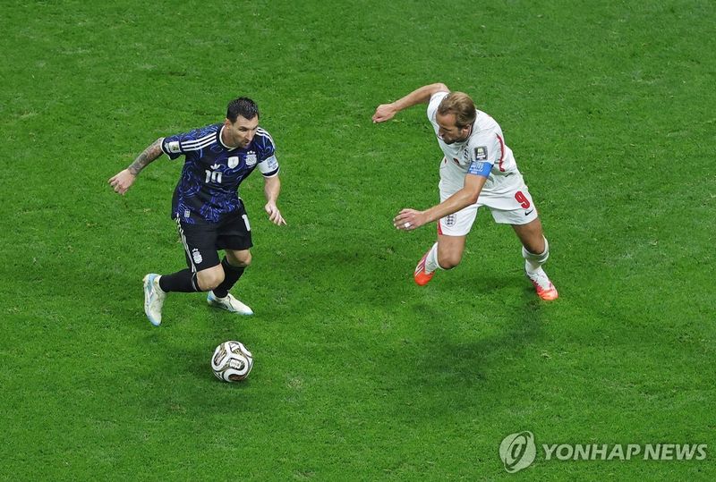 리오넬 메시(왼쪽)를 압박하는 해리 케인 (출처=연합뉴스)