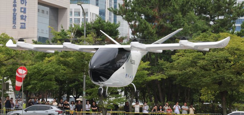 [인천=뉴시스] 전진환 기자 = 16일 오후 인천 연수구 인천대학교 이노베이션센터에서 진행된 ‘K-UAM(도심항공교통) 비행 쇼케이스’에서 UAM 기체가 상승하고 있다. 2026.07.16. amin2@newsis.com