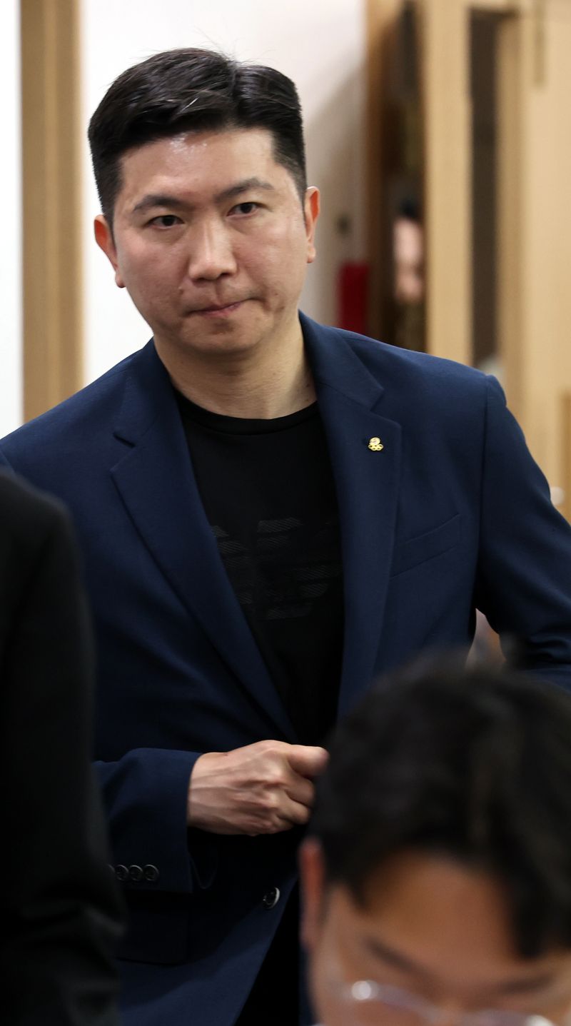 [서울=뉴시스] 박주성 기자 = 제9회 전국동시지방선거 투표용지 부족 사태에 항의하며 개표소 봉쇄 시위를 이어가고 있는 15일 서울 송파구 올림픽파크텔에서 열린 핸드볼경기장 사무공간 출입 제한 사태 관련 대한민국 체육인 기자회견에서 유승민 대한체육회장이 입장하고 있다. 2026.06.15. park7691@newsis.com