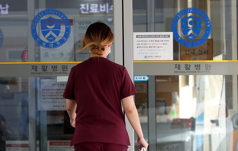 서울 서대문구 연세대 신촌세브란스병원 재활병원에서 병원종사자들이 이동하고 있다. ⓒ 뉴스1 박지혜 기자