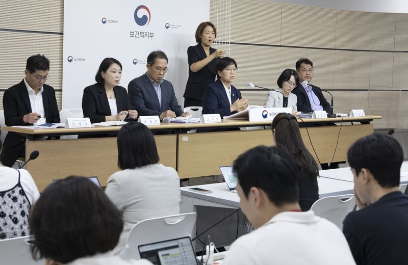 [세종=뉴시스]정은경 보건복지부 장관이 15일 복지부 정부세종청사 브리핑룸에서 열린 하반기 업무계획 보고 사전 브리핑에서 말하고 있다. (사진=보건복지부 제공) 2026.07.16. photo@newsis.com *재판매 및 DB 금지