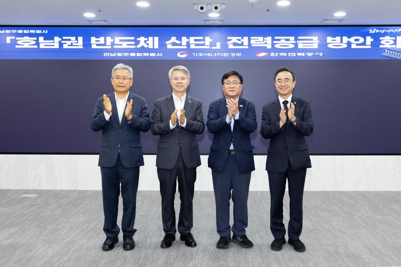 [서울=뉴시스] 김성환 기후에너지환경부 장관이 16일 전남광주통합특별시청에서 호남권 반도체 산업단지 전력공급 방안을 논의하기에 앞서 참석자들과 기념촬영을 하고 있다. 왼쪽부터 김동철 한국전력사장, 민형배 전남광주통합특별시장, 김성환 기후에너지환경부장관, 임문영 국회의원. (사진=기후에너지환경부 제공) 2026.07.16. photo@newsis.com *재판매 및 DB 금지