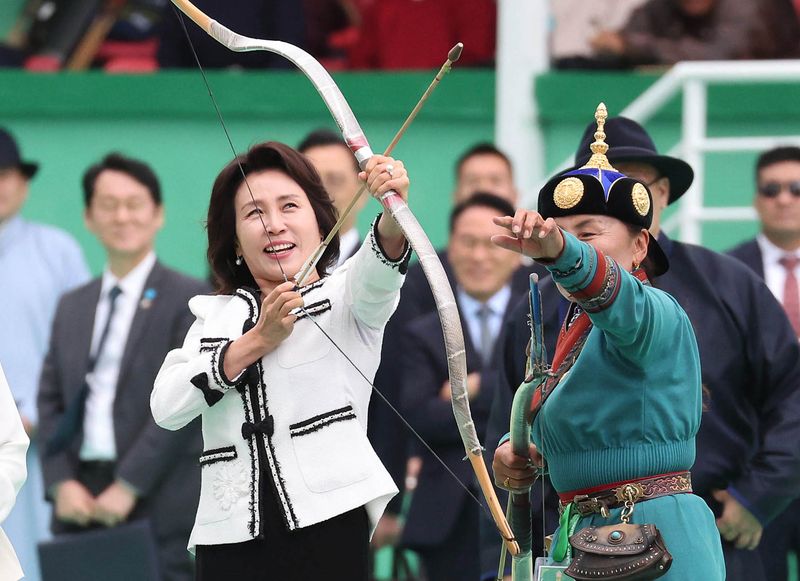 [울란바타르=뉴시스] 조성봉 기자 = 몽골을 국빈 방문한 김혜경 여사가 11일(현지 시간) 울란바타르 국립체육경기장 내 활쏘기 경기장에서 직접 활을 쏴보고 있다. 2026.07.11. suncho21@newsis.com