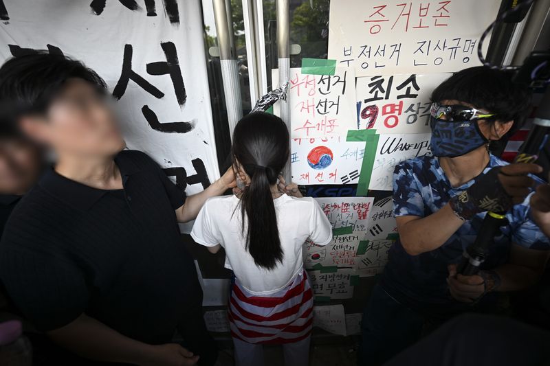경찰, 잠실 개표소 진입 막은 '올다르크' 등 2명 구속영장(종합)
