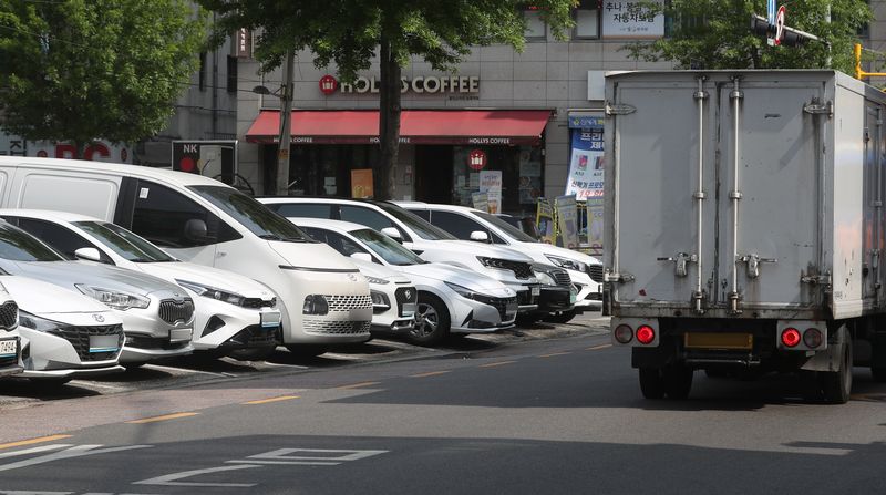 [서울=뉴시스] 고승민 기자 = 영업용 차량과 개인택시 등이 달리고 있다. 해당 사진은 기사 내용과 관련이 없습니다. (사진=뉴시스DB) kkssmm99@newsis.com