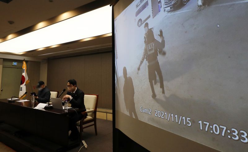 [서울=뉴시스] 이영환 기자 = 5일 오전 서울 중구 프레스센터에서 열린 인천 층간소음 흉기난동 사건 CCTV 영상 공개 기자회견에서 피해자 대리인 김민호 VIP법률사무소 대표변호사가 CCTV 영상 공개 및 영상 내용을 소개 하고 있다. 2022.04.05. 20hwan@newsis.com