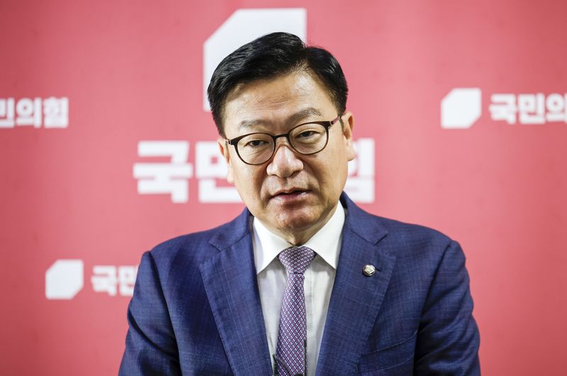 [서울=뉴시스] 정병혁 기자 = 정점식 국민의힘 원내대표가 16일 서울 여의도 국회 원내대표실 앞에서 현안 관련 백브리핑을 하고 있다. 2026.07.16. jhope@newsis.com