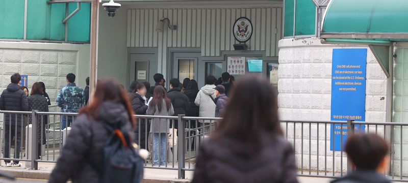 [서울=뉴시스] 박주성 기자 = 사진은 지난해 12월 11일 오전 종로구 주한미국대사관 앞에서 시민들이 미국 비자심사를 받기 위해 줄 서 있는 모습. 2025.12.11. park7691@newsis.com