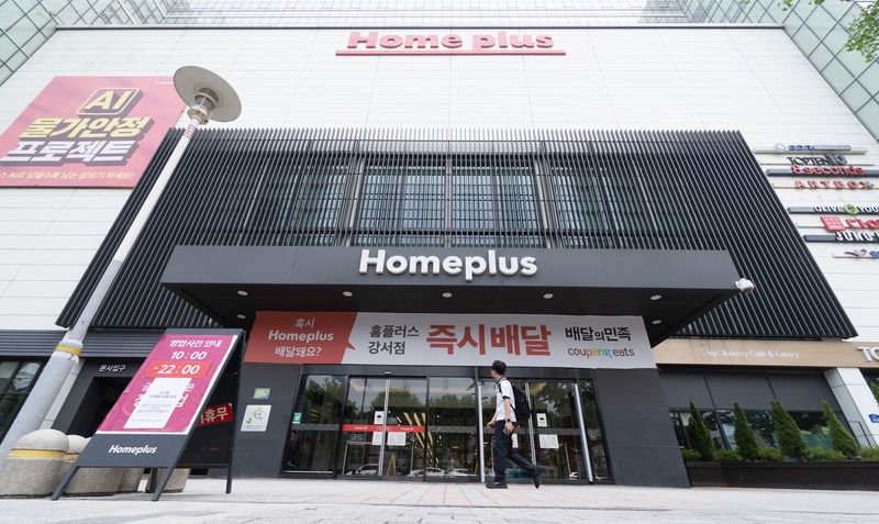 16일 서울 홈플러스 강서점 앞을 시민이 지나가고 있다. 김병주 회장과 MBK파트너스는 이날 홈플러스 회생을 위해 필요한 2000억 원 규모의 긴급운영자금(DIP)에 대해 전액 연대보증을 제공하기로 결정했다. 2026.7.16 ⓒ 뉴스1 안은나 기자