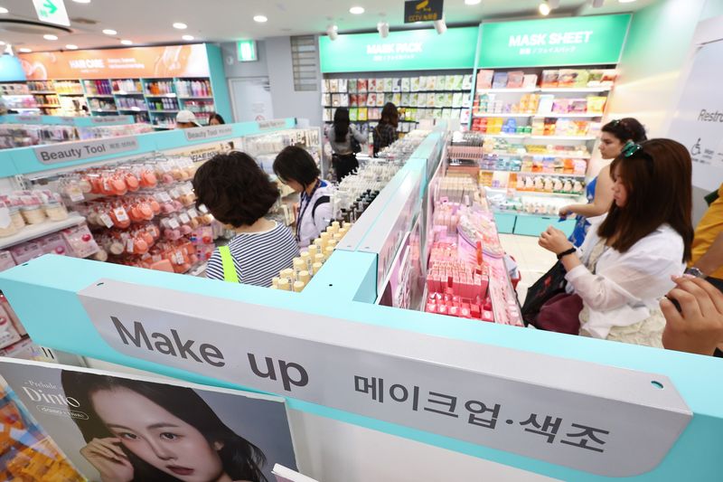 [서울=뉴시스] 황준선 기자 = 4일 서울 시내 한 다이소 매장을 찾은 외국인 관광객들이 화장품을 살펴보고 있다. *기사 내용과 관련 없는 사진. 2025.06.04. hwang@newsis.com