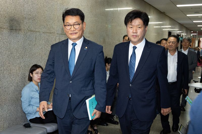 더불어민주당 8·17 전당대회에서 당대표에 출마하려다 '피선거권 자격 논란'에 휩싸인 송영길 전 대표와 최고위원 출마자 김용 전 민주연구원 부원장이 17일 서울 여의도 국회에서 열린 비공개 최고위원회의에 참석하고 있다. 2026.7.17 ⓒ 뉴스1 유승관 기자