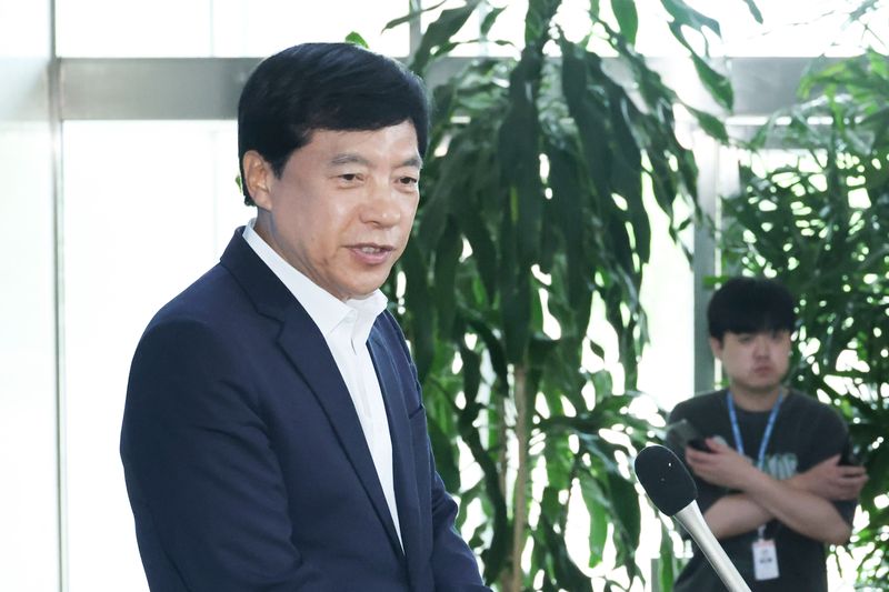 이성윤 더불어민주당 최고위원이 14일 서울 여의도 국회에서 열린 비공개 최고위원회와 관련해 최고위원직 사퇴를 표명하고 있다. 2026.7.14 ⓒ 뉴스1 신웅수 기자