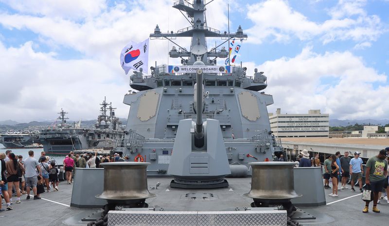 지난달 28일(현지시간) 미국 하와이 진주만-히캄 합동기지에서 개최된 환태평양훈련(RIMPAC) 함정공개의 날(Open Ship Day)에 방문객들이 대한민국해군의 최신예 이지스구축함 정조대왕함(DDG, 8,200톤급)을 견학하고 있다. (해군 제공. 재판매 및 DB 금지) 2026.7.9 ⓒ 뉴스1