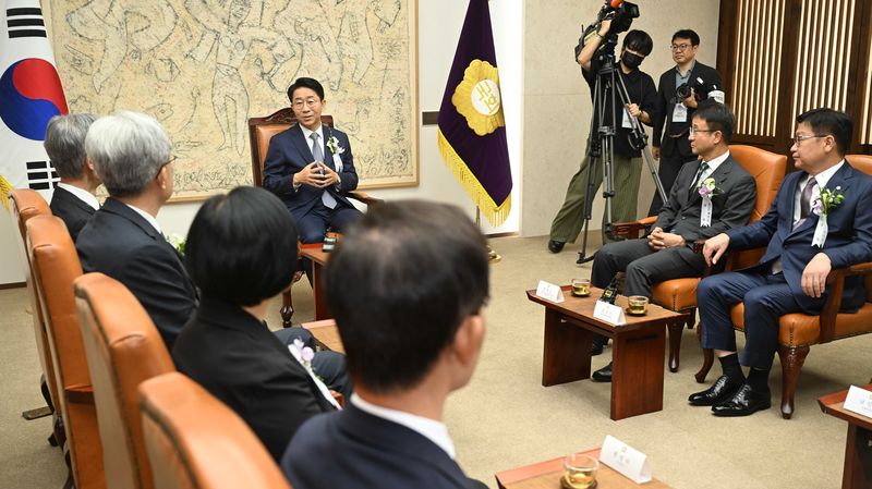 조정식 국회의장이 17일 서울 여의도 국회 의장접견실에서 제78주년 제헌절 경축식에 앞서 4부요인 및 감사원장, 여야 원내대표 등과 환담을 하고 있다. 2026.7.17 ⓒ 뉴스1 국회사진기자단