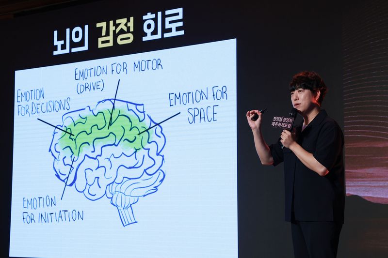 [서귀포=뉴시스]궤도 과학커뮤니케이터가 17일 제주도 롯데호텔에서 열린 ‘2026 한경협 경영자 제주하계포럼’에 참석해 '예측불가 시장에서 고객의 기준은 어떻게 변화하는가?'를 주제로 강연하고 있다. (사진=한경협 제공) 2026.07.17. photo@newsis.com *재판매 및 DB 금지