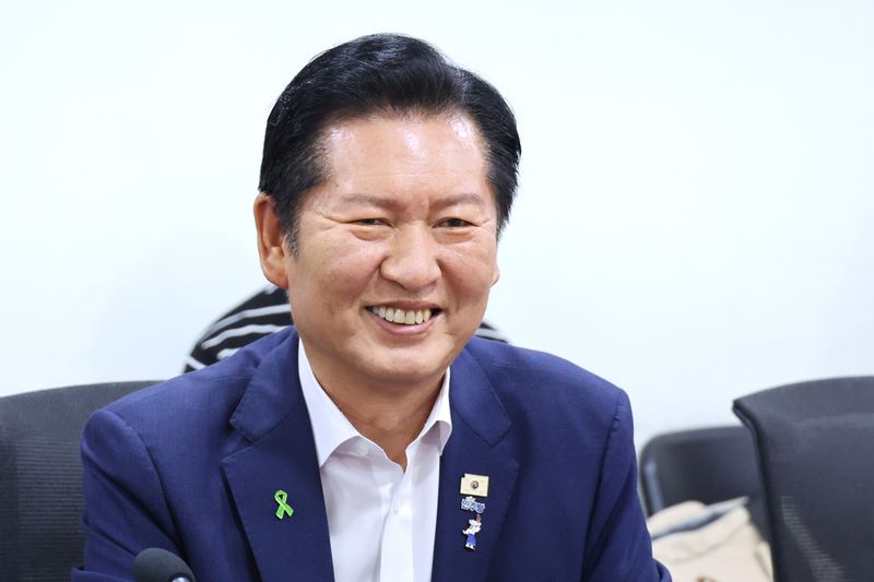 더불어민주당 당권 주자인 정청래 전 대표가 지난 16일 서울 여의도 국회 의원회관에서 열린 검사 권력 오남용 사례로 본 형사소송법 개정 토론회에서 미소짓고 있다. 2026.7.16 ⓒ 뉴스1 신웅수 기자